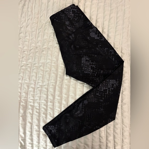 Old Navy Active Elevate High Rise Snake Skin Go-Dry Leggings High Rise Pockets - Picture 2 of 7
